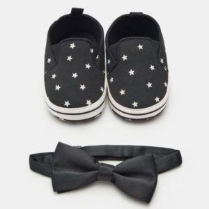 Conjunto de zapatitos para bebé y pajarita